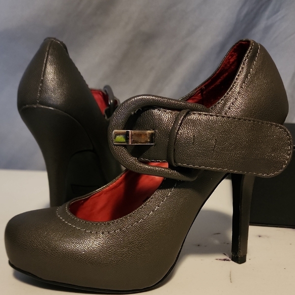 Madeline NWT Gray Stiletto Heels with and Strap - Picture 1 of 6